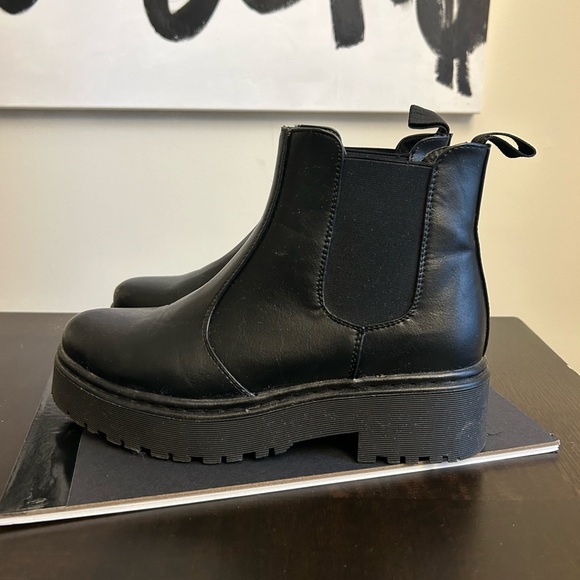 Black platform ankle boots - Picture 3 of 4